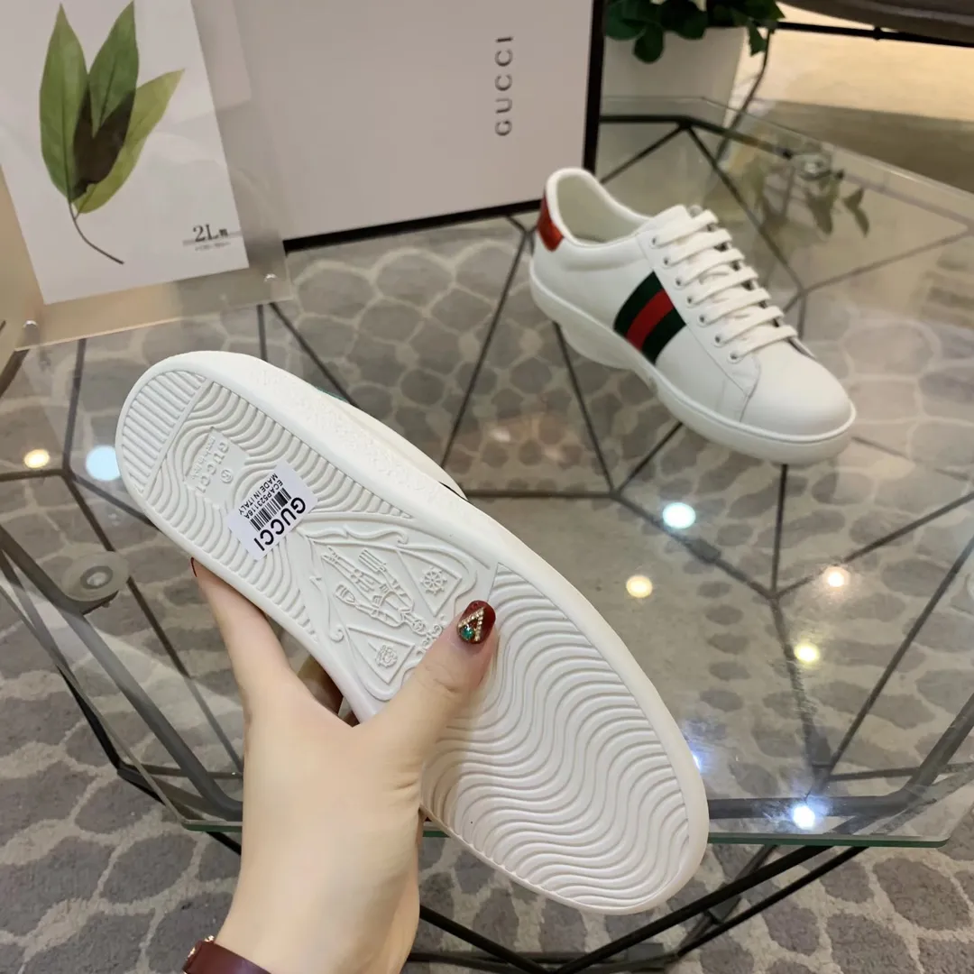 👟👟Ex-factory price 400👟👟Men's size +10 The new little bee GUCCI trendy model, launched at the counter👍top quality, wonderful presentation! Based on the basic model, the electric embroidered bee🐝 original 1:1 molded rubber outsole, flat bottom casual, and easy to match. The upper foot is super comfortable, the material is imported first-layer silk cowhide🐂. off white. Lining/foot padding sheepskin🐑. Code number: 34 to 44 with receipts, cards, tags and bags.